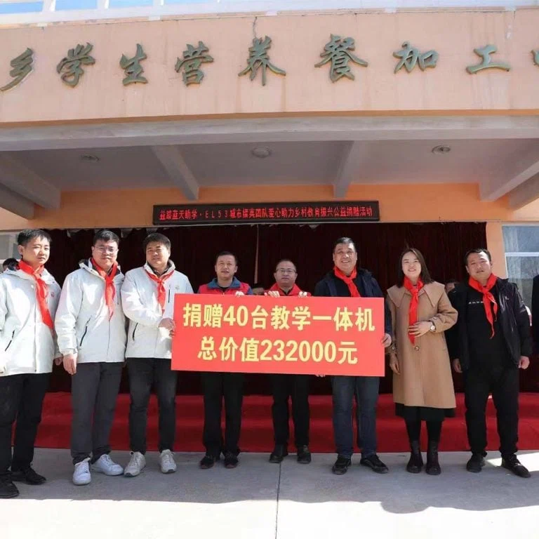 Daxin workers in the headquarter building 02