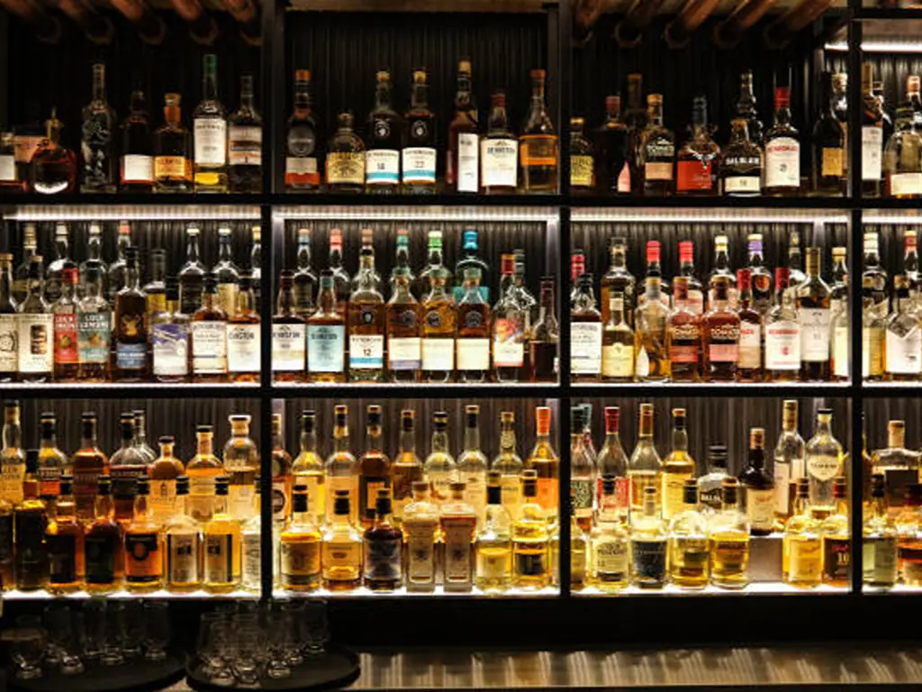 The Ultimate Guide to Whiskey Bottle Sizes: 700ml vs 750ml Explained