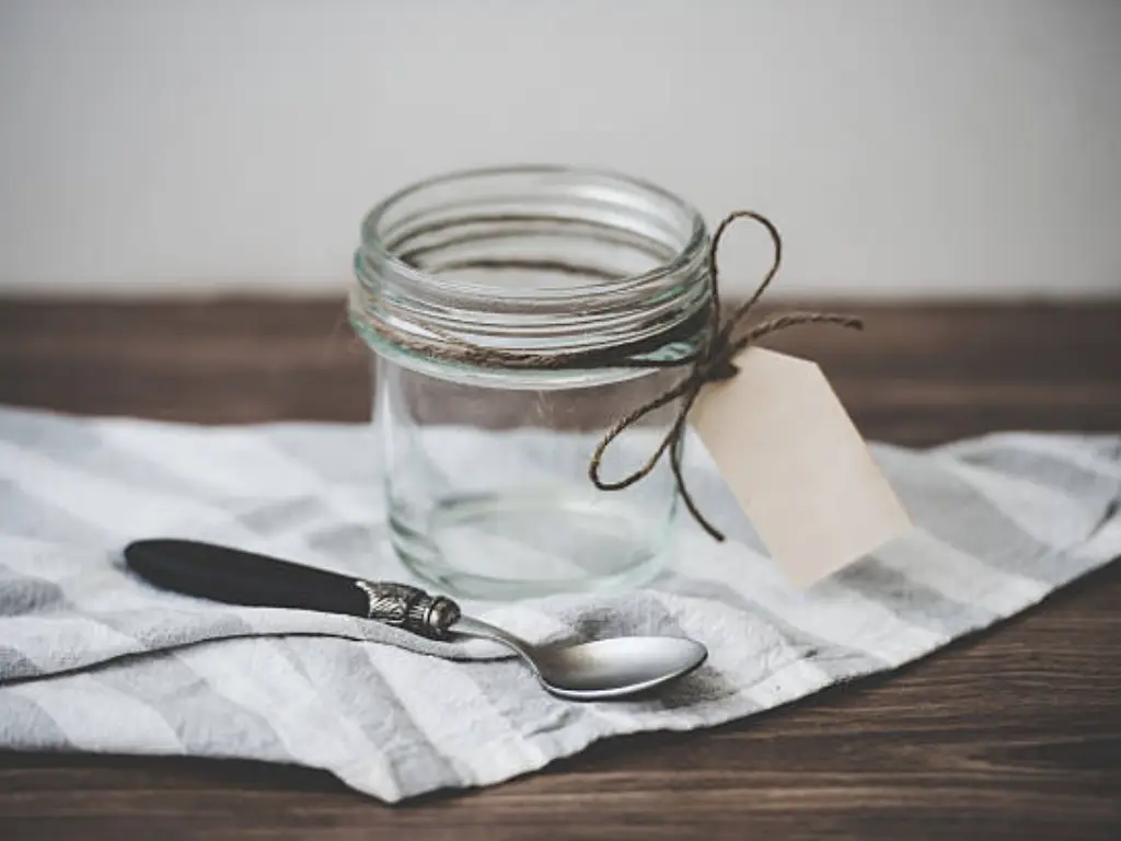clean a candle jar 2