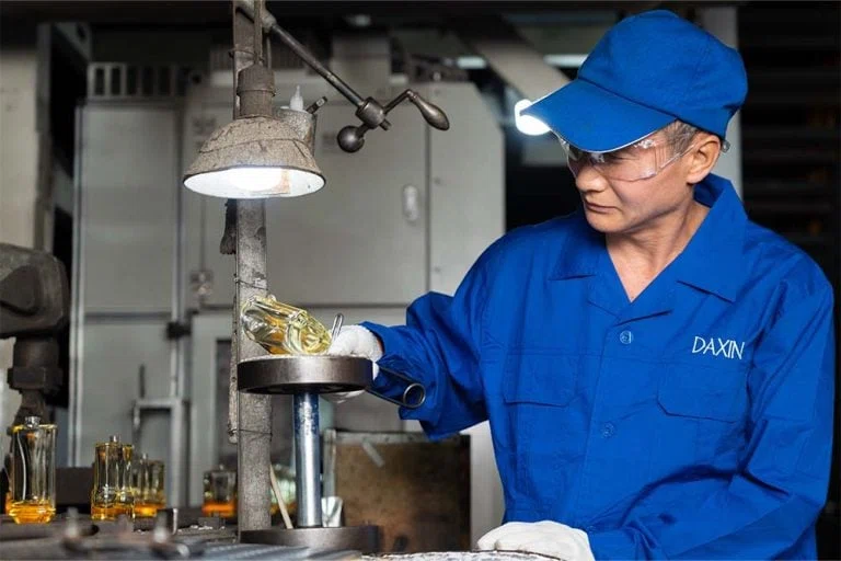 glass bottle manufacturing by Daxin workers 01