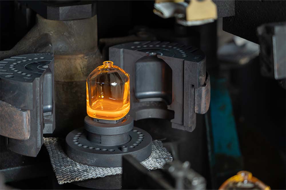 glass bottle pressing during Daxin production process 01