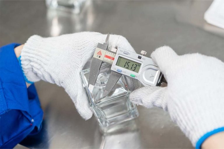 glass bottle inspecting by Daxin inspection team